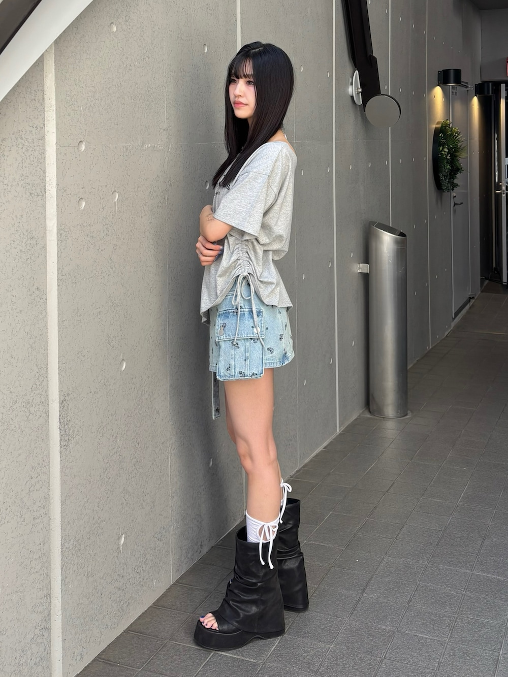 ブルー系のスカート、ブラック系のサンダル、グレー系のTシャツ/カットソーを着用したレディースの春コーディネートの2枚目の写真