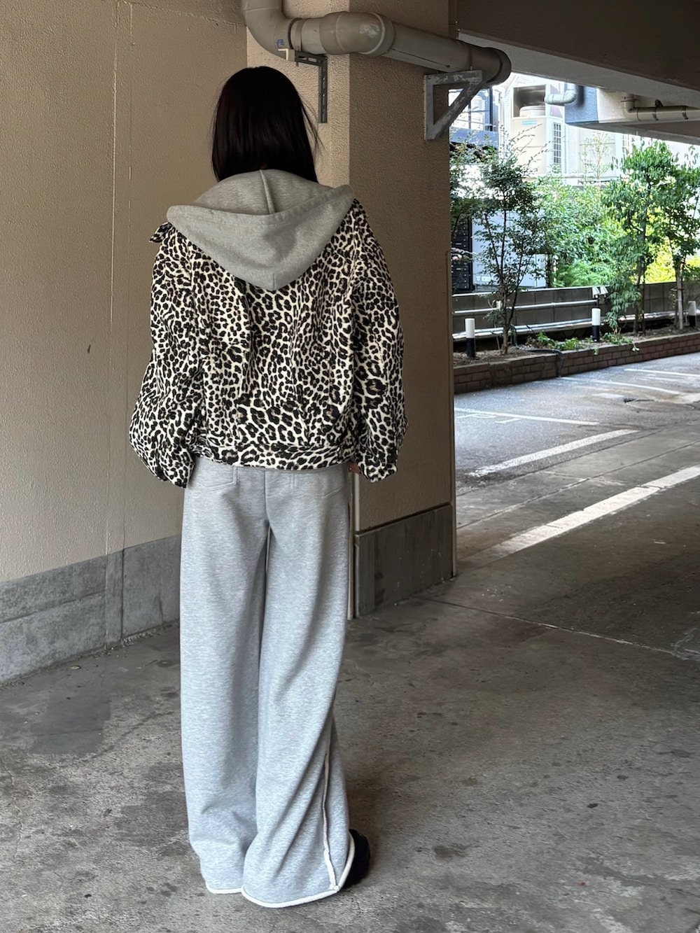 ホワイト系のブルゾン、グレー系のスウェットパンツ、ブラック系のスニーカーを着用したレディースの秋コーディネートの3枚目の写真