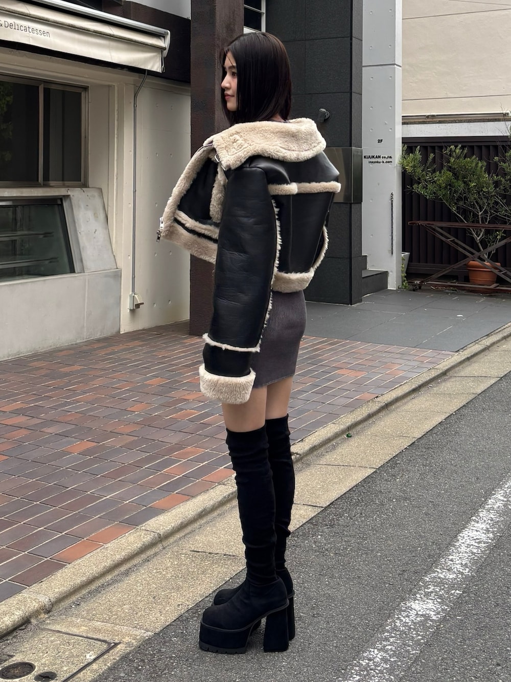 ブラック系のブーツ、グレー系のワンピース、その他のブルゾンを着用したレディースの夏コーディネートの2枚目の写真