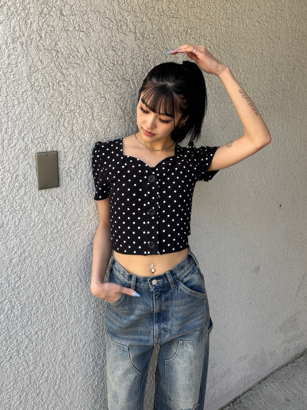 ブルー系のデニムパンツ、ブラック系のサンダルを着用したレディースの春コーディネートの4枚目の写真