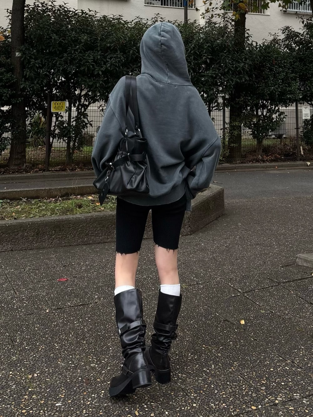 グリーン系のパーカー、ブラック系のその他パンツ、ブラック系のブーツを着用したレディースの秋コーディネートの2枚目の写真