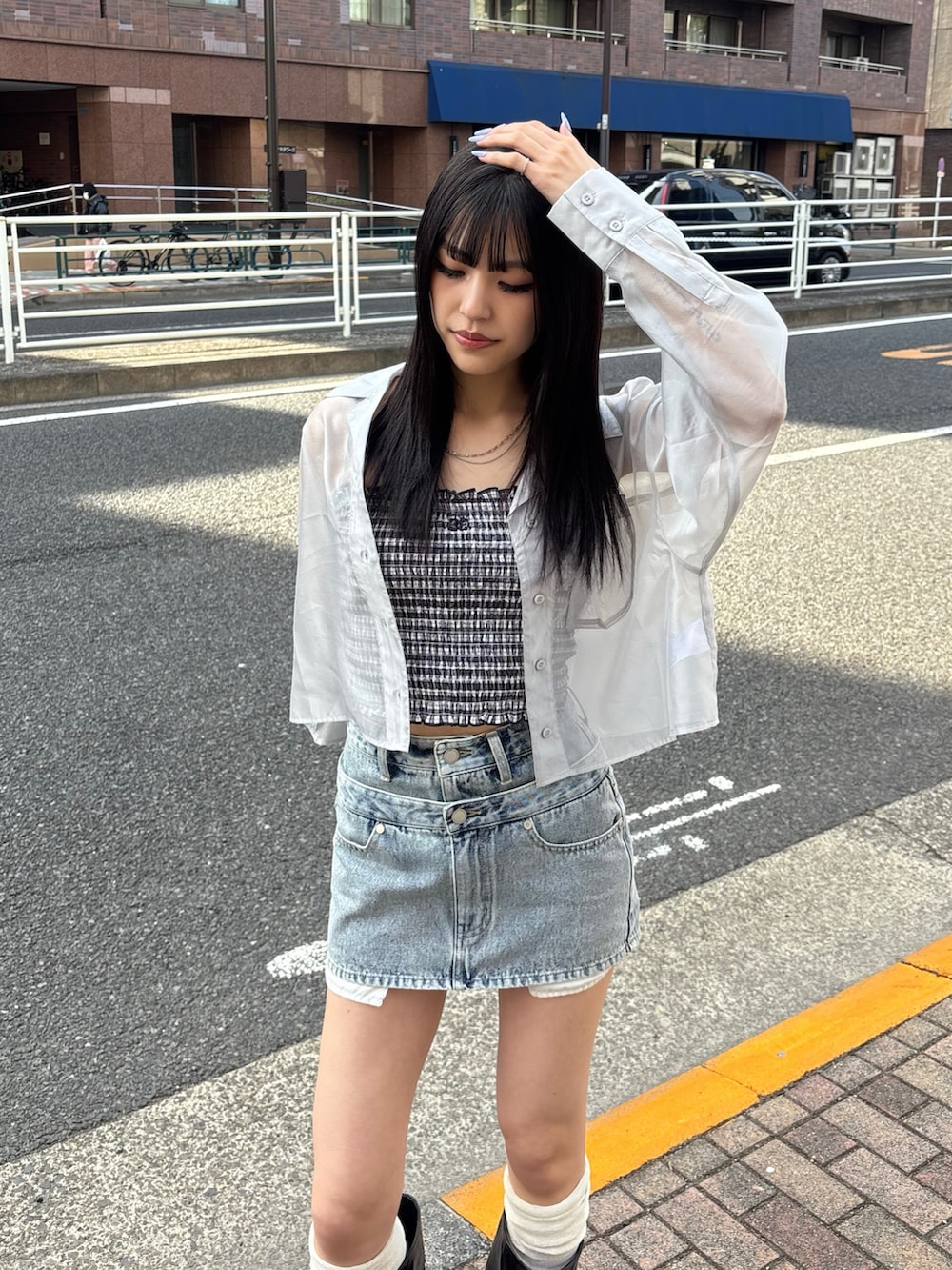 ブルー系のスカート、その他のキャミソール、ホワイト系のシャツ/ブラウスを着用したレディースの冬コーディネートの3枚目の写真