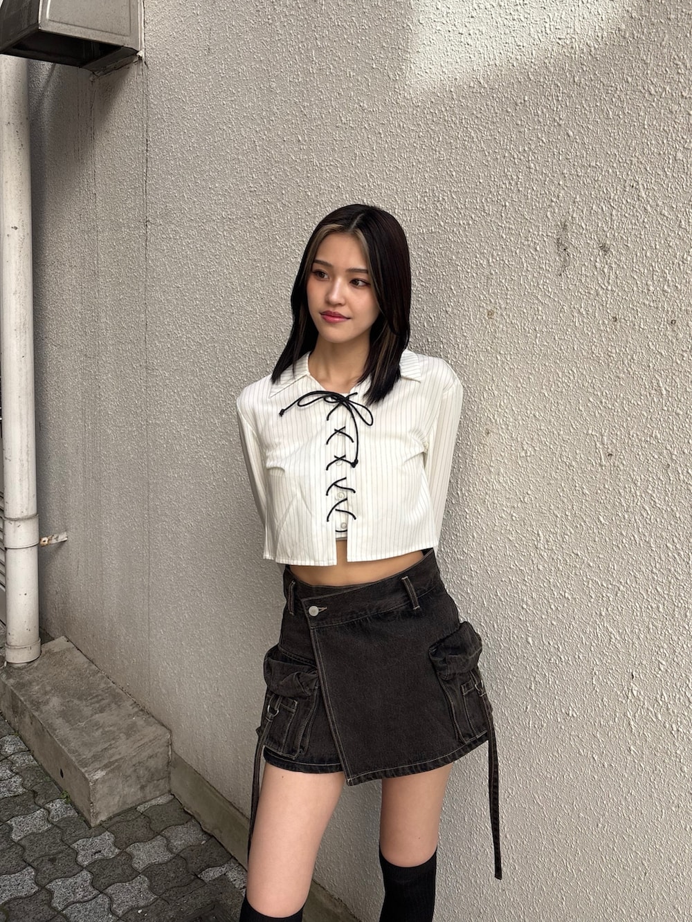 ホワイト系のシャツ/ブラウス、ブラック系のその他パンツを着用したレディースの冬コーディネートの2枚目の写真