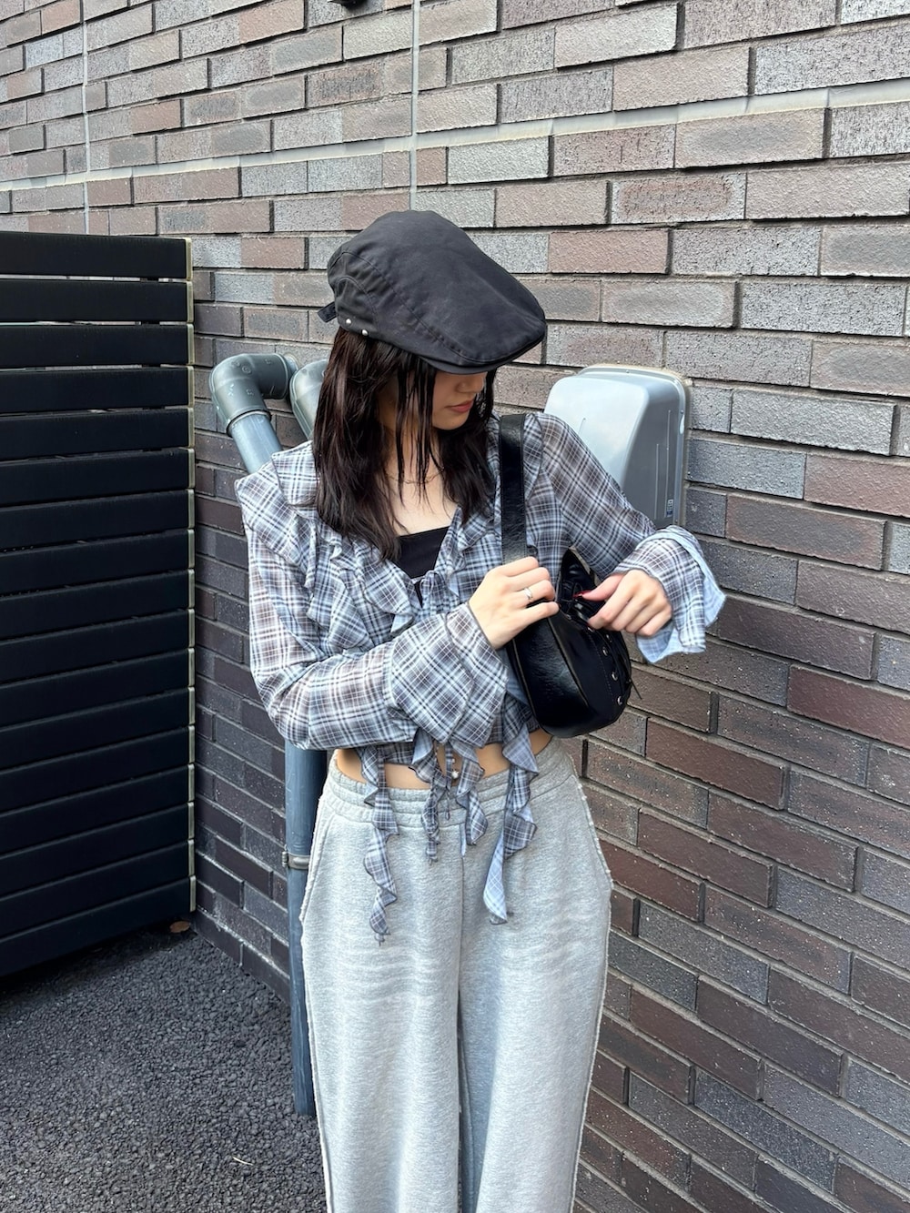 グレー系のスウェットパンツ、ブラック系のスニーカー、グレー系のシャツ/ブラウスを着用したレディースの秋コーディネートの3枚目の写真