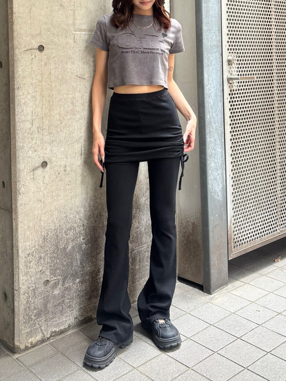 ブラック系のサンダル、ブラック系のその他パンツ、グレー系のTシャツ/カットソーを着用したレディースの夏コーディネートの2枚目の写真