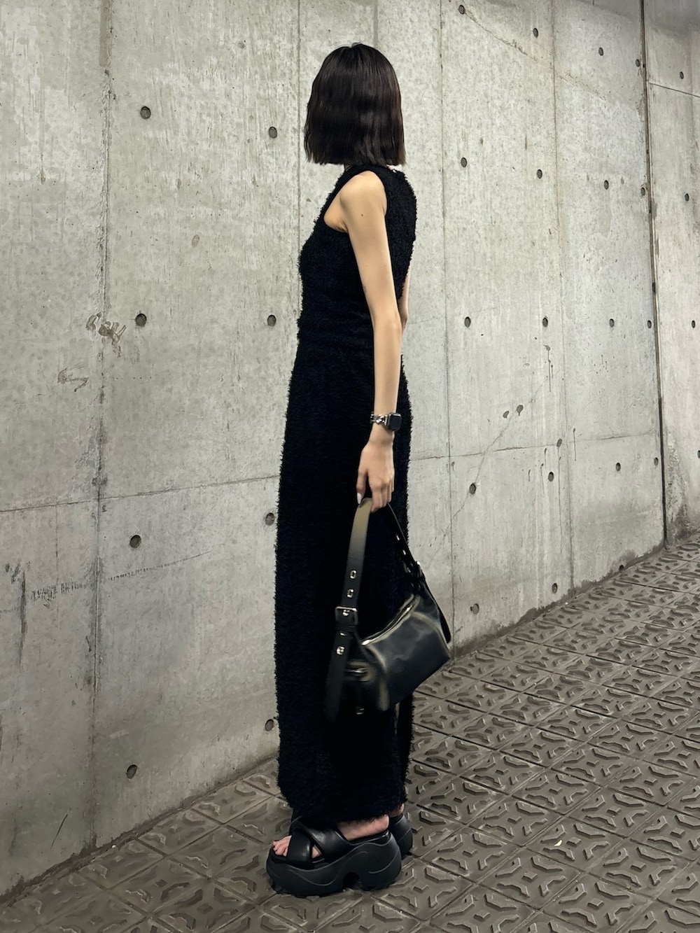 ブラック系のタンクトップ、ブラック系のスカート、ブラック系のサンダルを着用したレディースの夏コーディネートの2枚目の写真