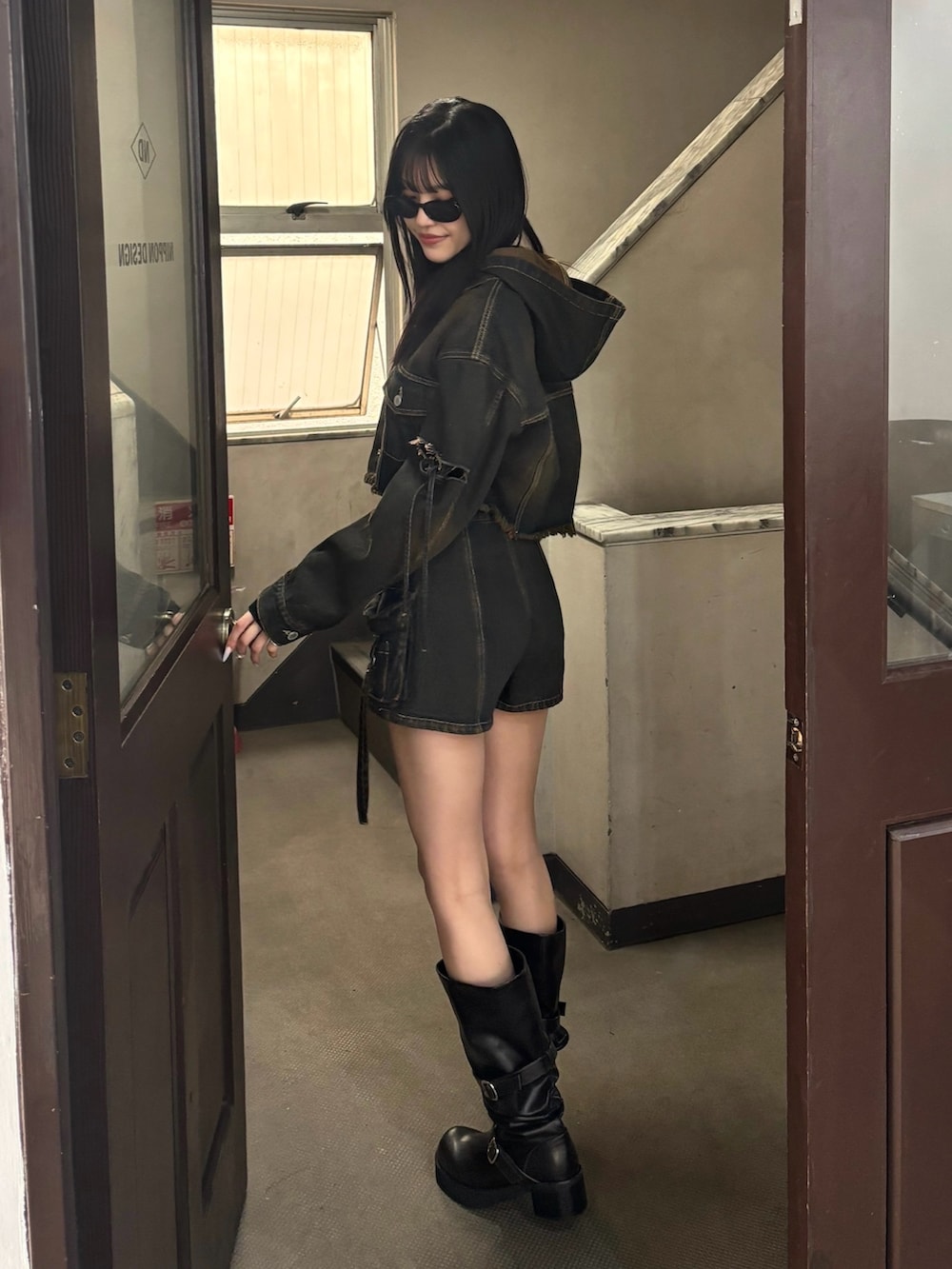 ブルー系のデニムジャケット、ブルー系のその他パンツ、ブラック系のブーツを着用したレディースの冬コーディネートの2枚目の写真