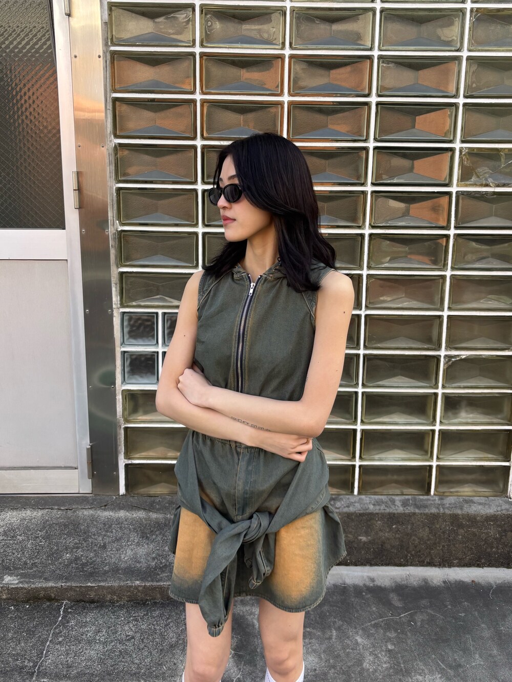 ブルー系のスカート、ブルー系のタンクトップ、ブラック系のサンダルを着用したレディースの春コーディネートの2枚目の写真