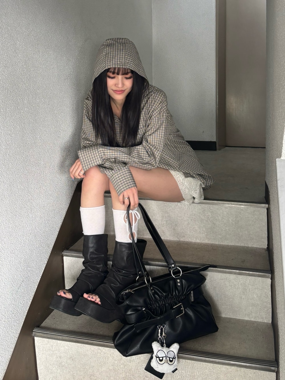 ホワイト系のスカート、ベージュ系のシャツ/ブラウス、ブラック系のサンダルを着用したレディースの冬コーディネートの2枚目の写真