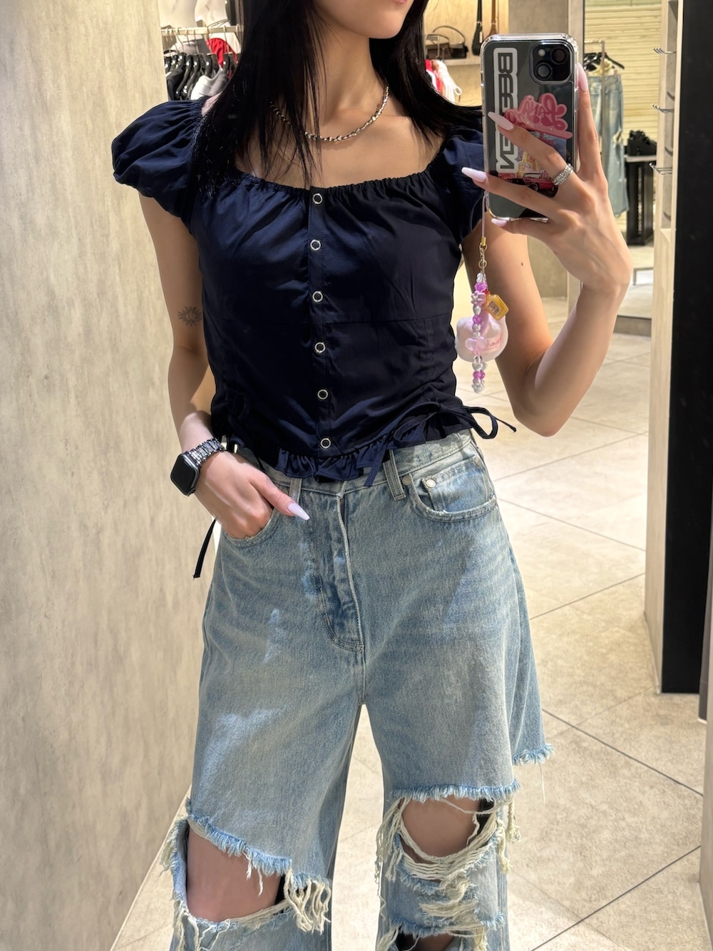 ブルー系のTシャツ/カットソー、ブルー系のデニムパンツ、ブラック系のパンプスを着用したレディースの春コーディネートの2枚目の写真