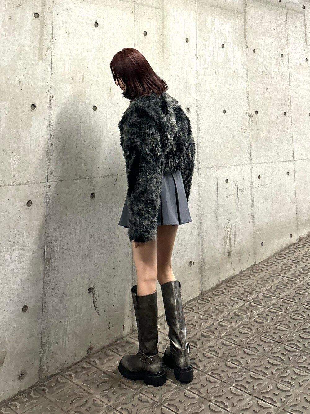 グレー系のスカート、シルバー系のブーツ、その他のブルゾンを着用したレディースの秋コーディネートの2枚目の写真