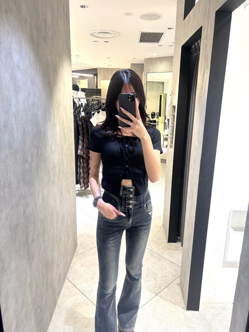 ブラック系のサンダル、ブルー系のデニムパンツ、ブラック系のTシャツ/カットソーを着用したレディースの夏コーディネートの2枚目の写真