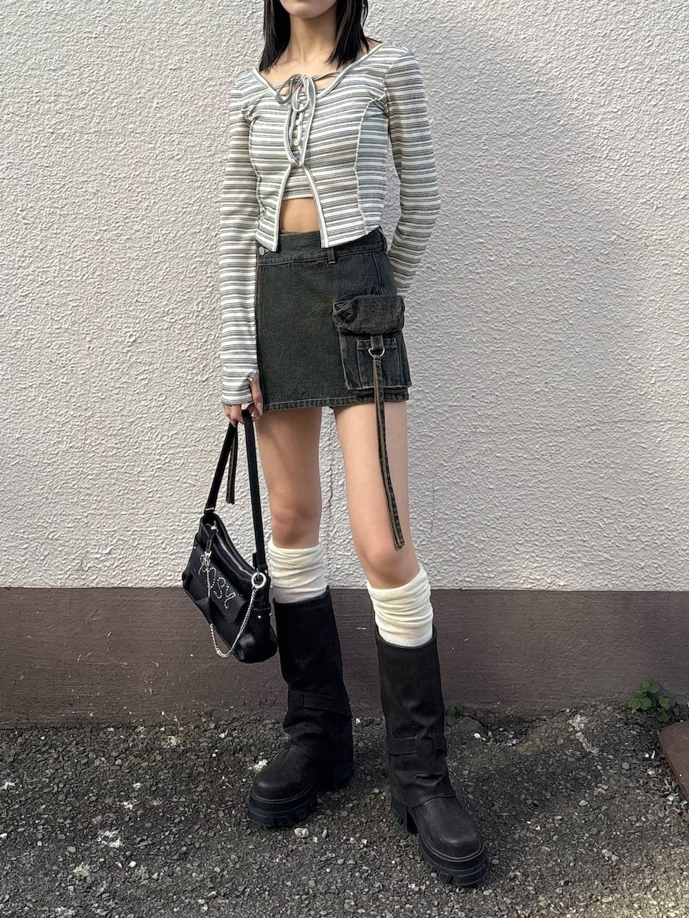 ブラック系のブーツ、ブラック系のハンドバッグ、ブラック系のその他パンツを着用したレディースの冬コーディネートの2枚目の写真