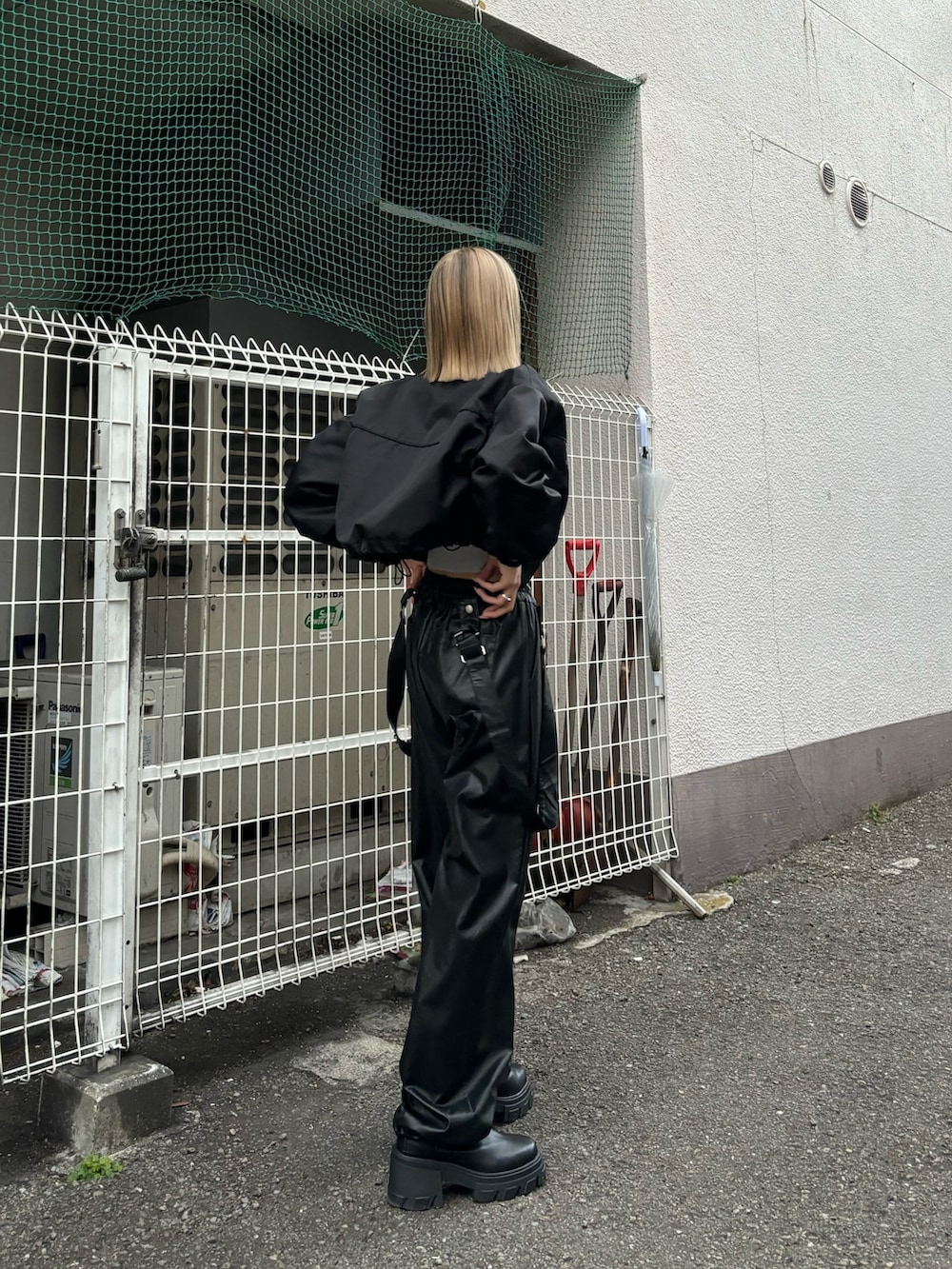 ブラック系のブーツ、その他のその他パンツ、その他のブルゾンを着用したレディースの冬コーディネートの2枚目の写真