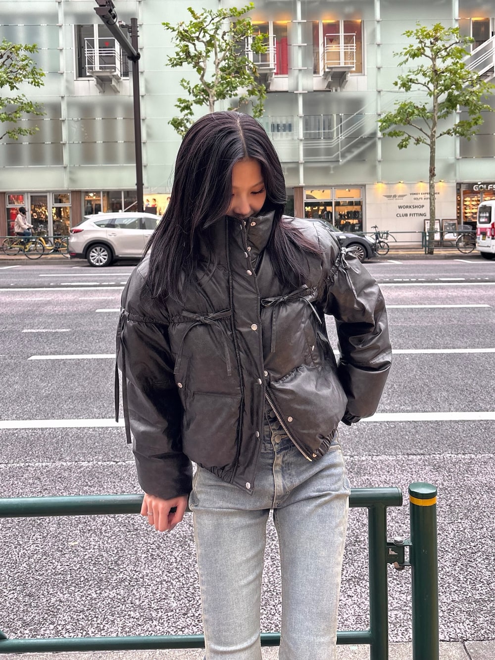 ブルー系のデニムパンツ、ブラック系のブーツ、その他のダウンジャケット/コートを着用したレディースの冬コーディネートの2枚目の写真