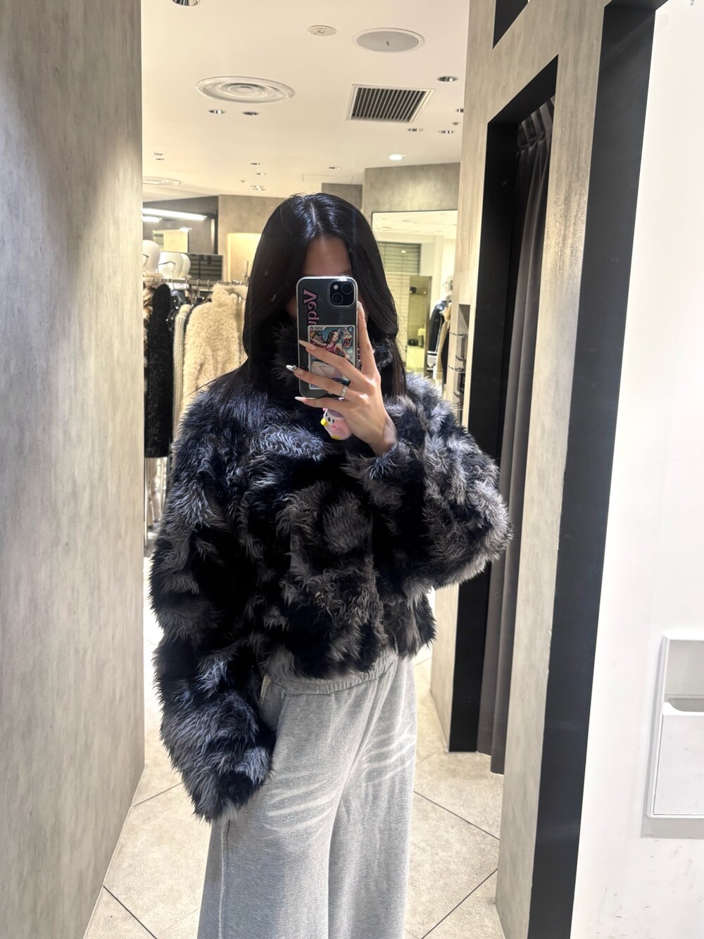 グレー系のスウェットパンツ、ブラック系のブーツ、ブルー系のブルゾンを着用したレディースの秋コーディネートの2枚目の写真