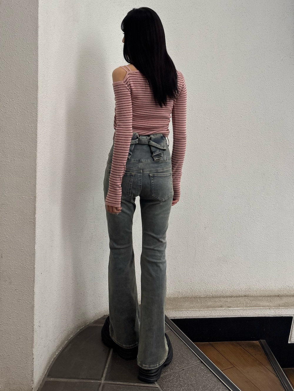 ブルー系のデニムパンツ、ブラック系のローファー、ピンク系のニット/セーターを着用したレディースの冬コーディネートの2枚目の写真