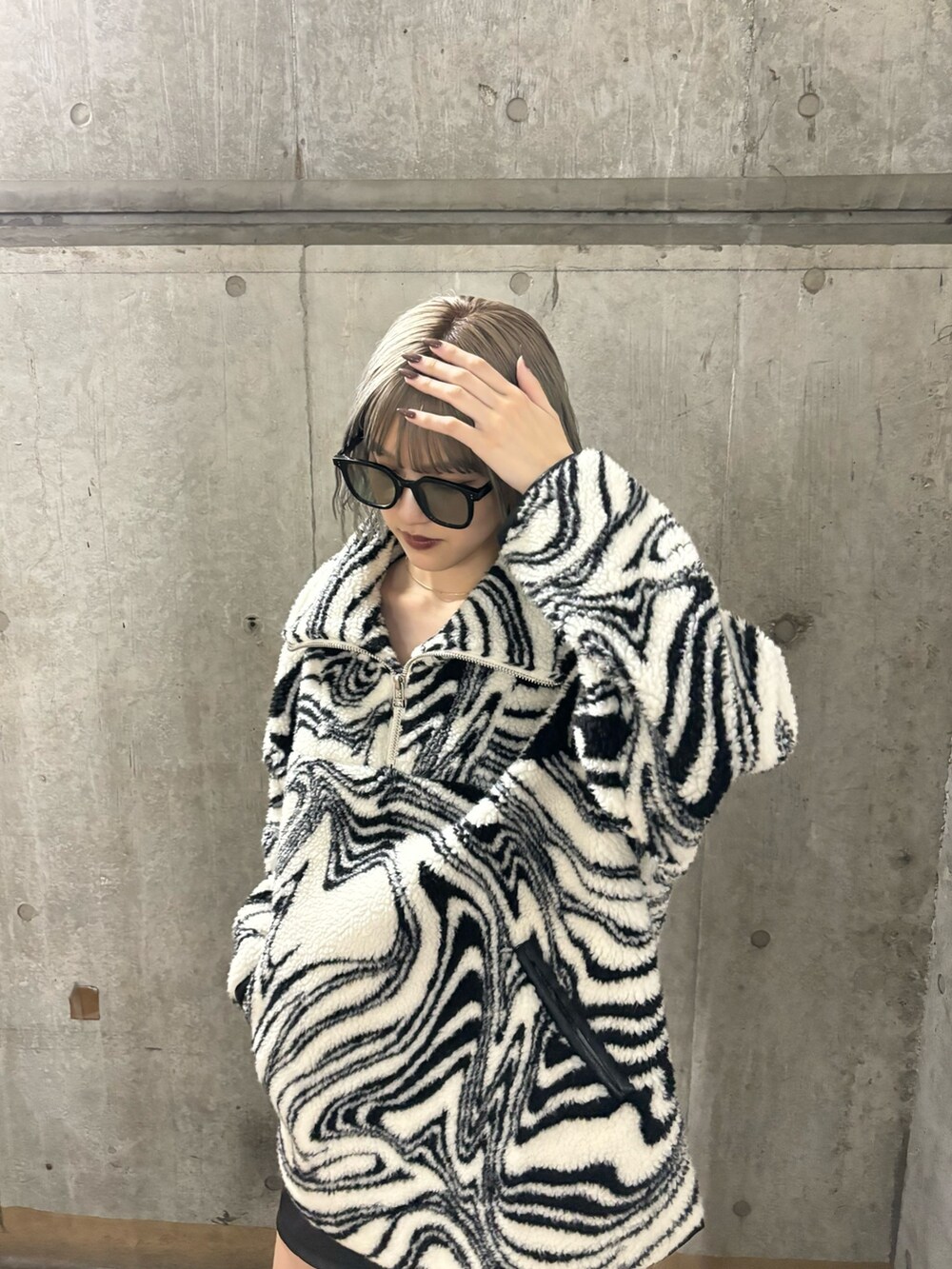 ブラック系のTシャツ/カットソー、ブラック系のその他パンツ、ホワイト系のブーツを着用したレディースの冬コーディネートの3枚目の写真