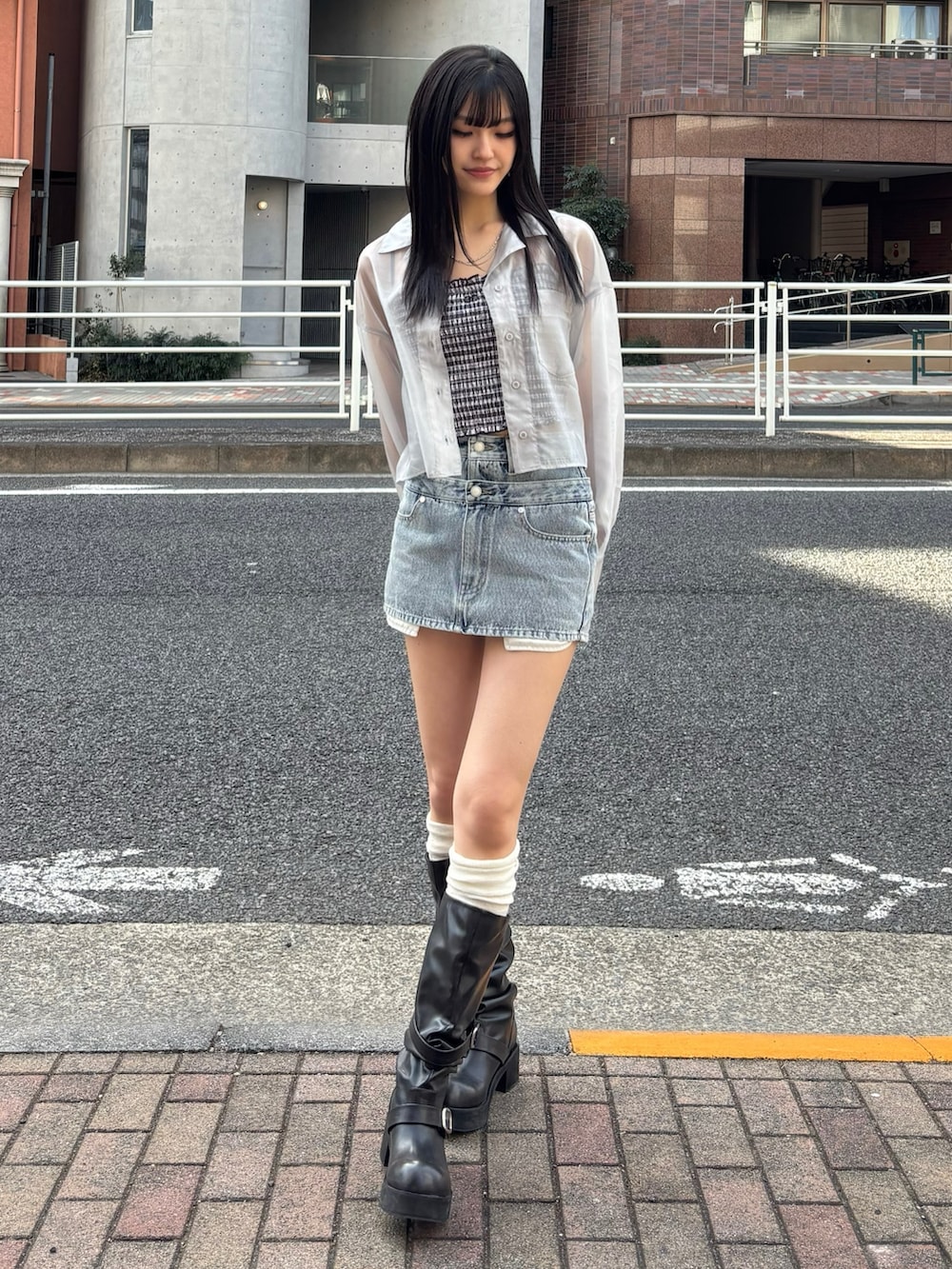 ブルー系のスカート、その他のキャミソール、ホワイト系のシャツ/ブラウスを着用したレディースの冬コーディネートの2枚目の写真