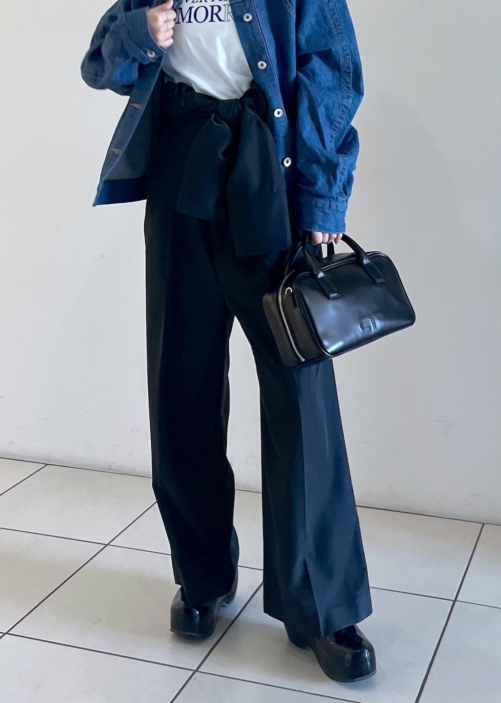 ブラック系のショルダーバッグ、ブラック系のサンダル、ブラック系のつなぎ/オールインワンを着用したレディースの春コーディネートの5枚目の写真