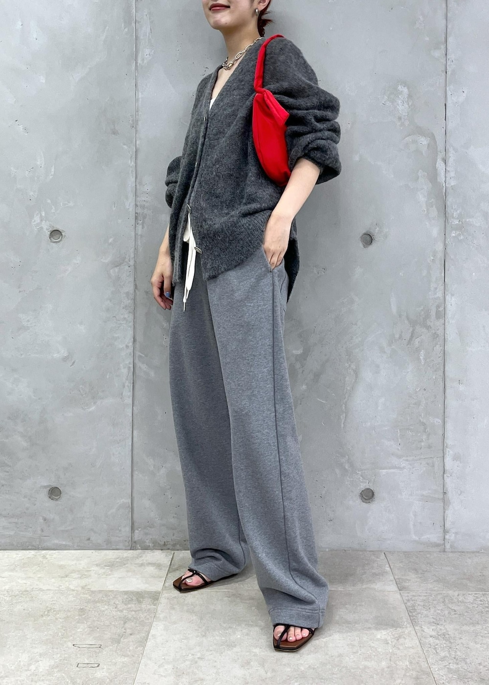 「アダムエロペ、adametrope、24aw、24aw秋の新作、秋の新作、スウェットパンツ、スウェット、レッド、赤色、ミニバッグ、WEB限定、WEB限定アイテム、ブラック、グレー、ニット」｜「ADAM ET ROPE'の【サステナブル・WEB限定】ワンハンドル結びミニバッグ（ハンドバッグ、レッド系）」を使った、muta0629さん（レディース・163cm）の秋コーディネートの3枚目の写真