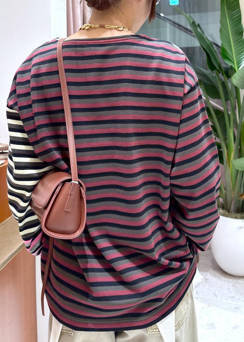 ベージュ系のデニムパンツ、グリーン系のTシャツ/カットソー、ホワイト系のTシャツ/カットソーを着用したレディースの秋コーディネートの7枚目の写真