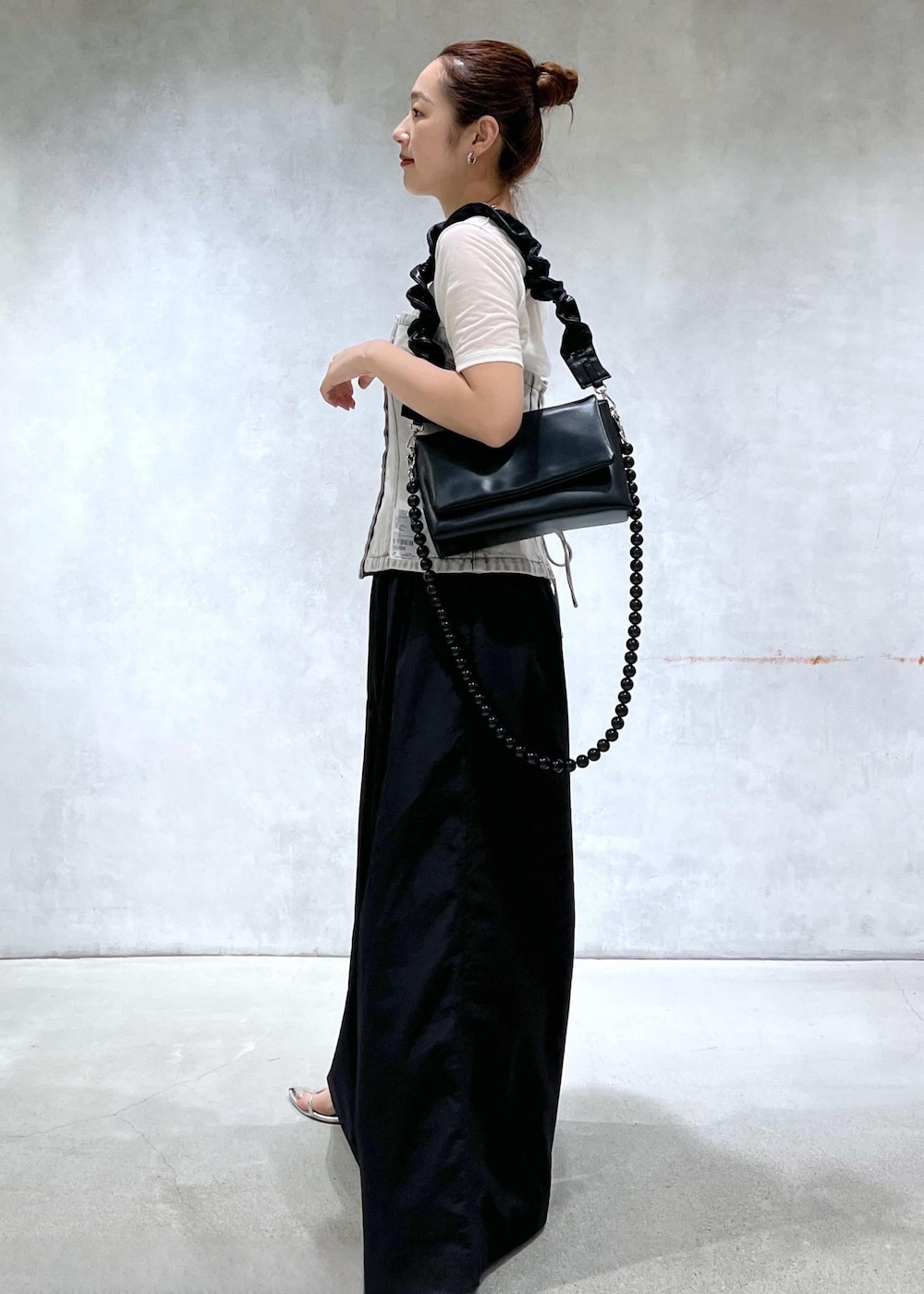 「アダムエロペ、アダムエロペ24ss、アダムエロペ夏の新作、24ss、24ss夏の新作、夏の新作、シアートップス、シアー、半袖、ホワイト、白、ベアロンパース、ベアトップ、ブラック、黒色」|「ADAM ET ROPE'の【サステナブル】ナロークロスストラップサンダル(サンダル、シルバー系)」を使った、muta0629さん(レディース・163cm)の夏コーディネートの2枚目の写真