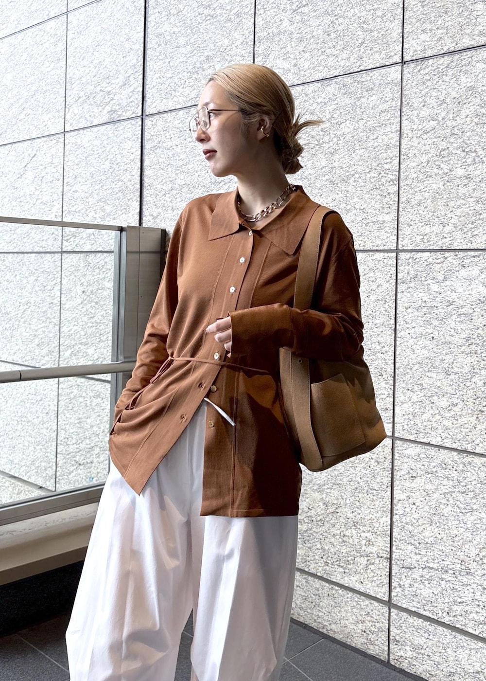 ベージュ系のショルダーバッグ、ブラウン系のカーディガン/ボレロを着用したレディースの春コーディネートの5枚目の写真