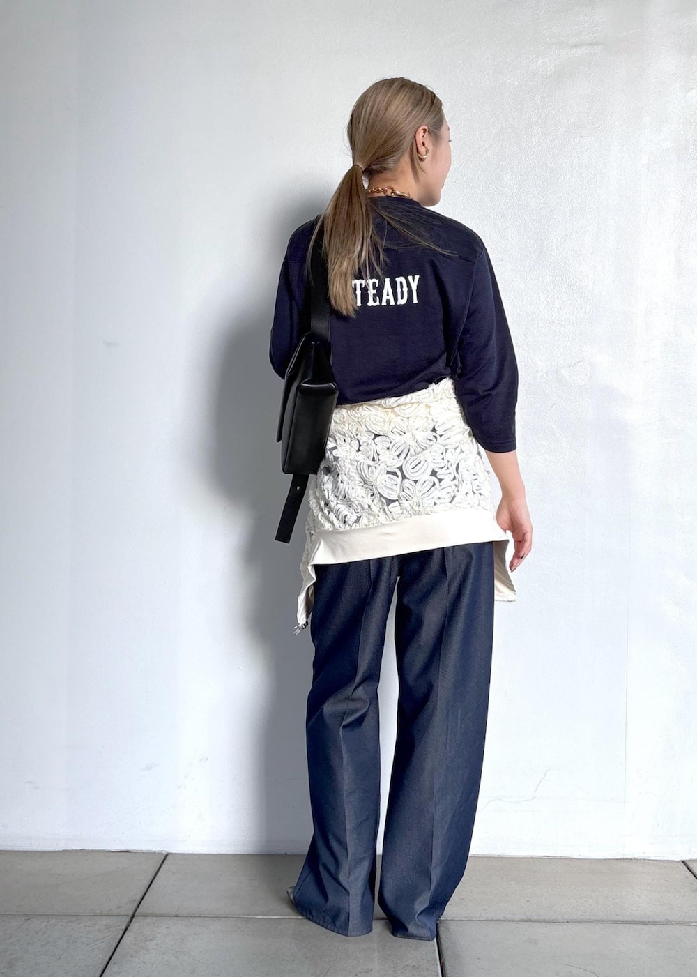 ブルー系のデニムパンツを着用したレディースの冬コーディネートの3枚目の写真