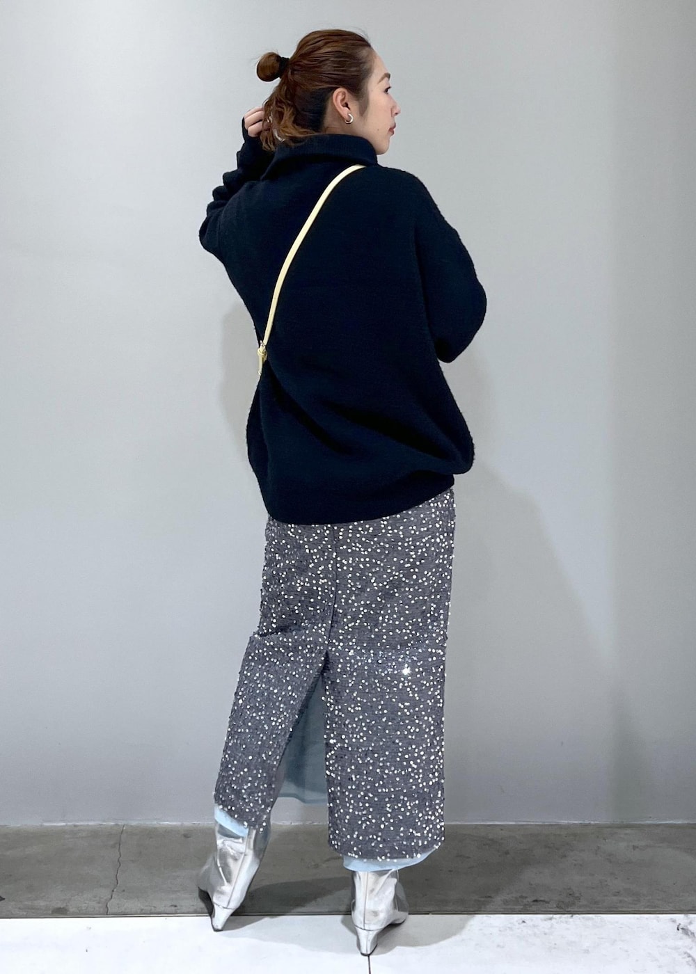 「バッグ、ハート、ハート型、ハートデザイン、小さめバッグ、レイヴ、RAIVE、スパンコール、ラメ、ブルー、シルバー、オーバーシルエット、ロング丈、ロングブーツ、SNaPMeAward23w」｜「ADAM ET ROPE'のナロースクエアトゥロングブーツ（ブーツ、シルバー系）」を使った、muta0629さん（レディース・163cm）の冬コーディネートの3枚目の写真