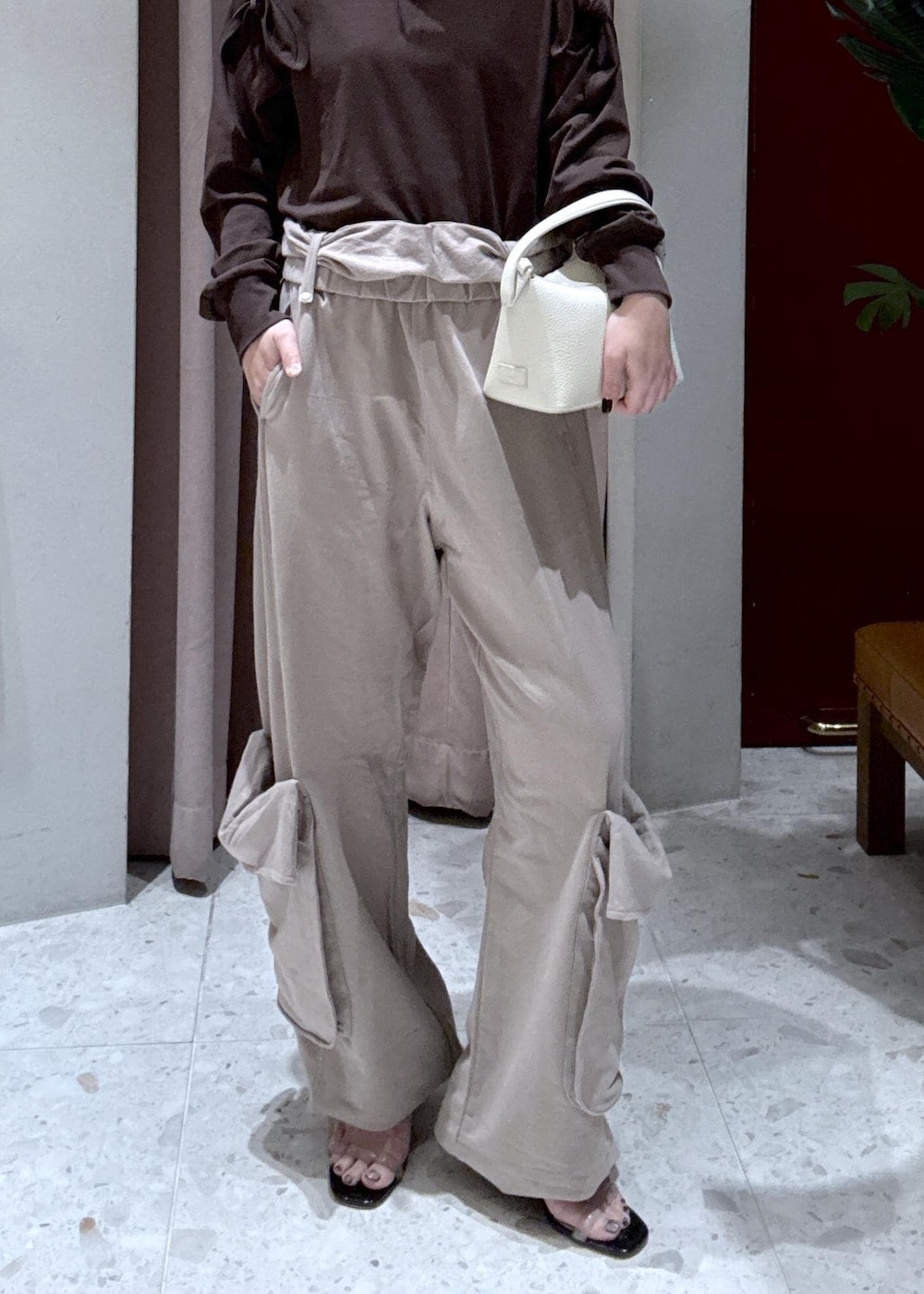 ブラウン系のTシャツ/カットソーを着用したレディースの春コーディネートの6枚目の写真