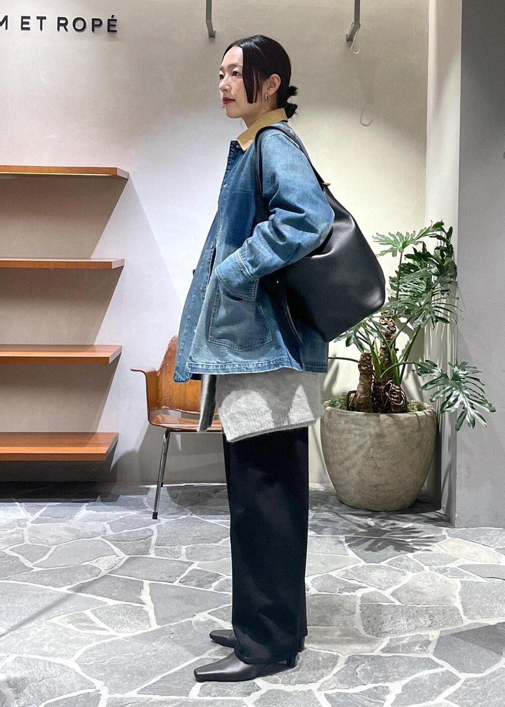 ブルー系のTシャツ/カットソー、ブラック系のブーツ、ブラック系のその他パンツを着用したレディースの冬コーディネートの2枚目の写真