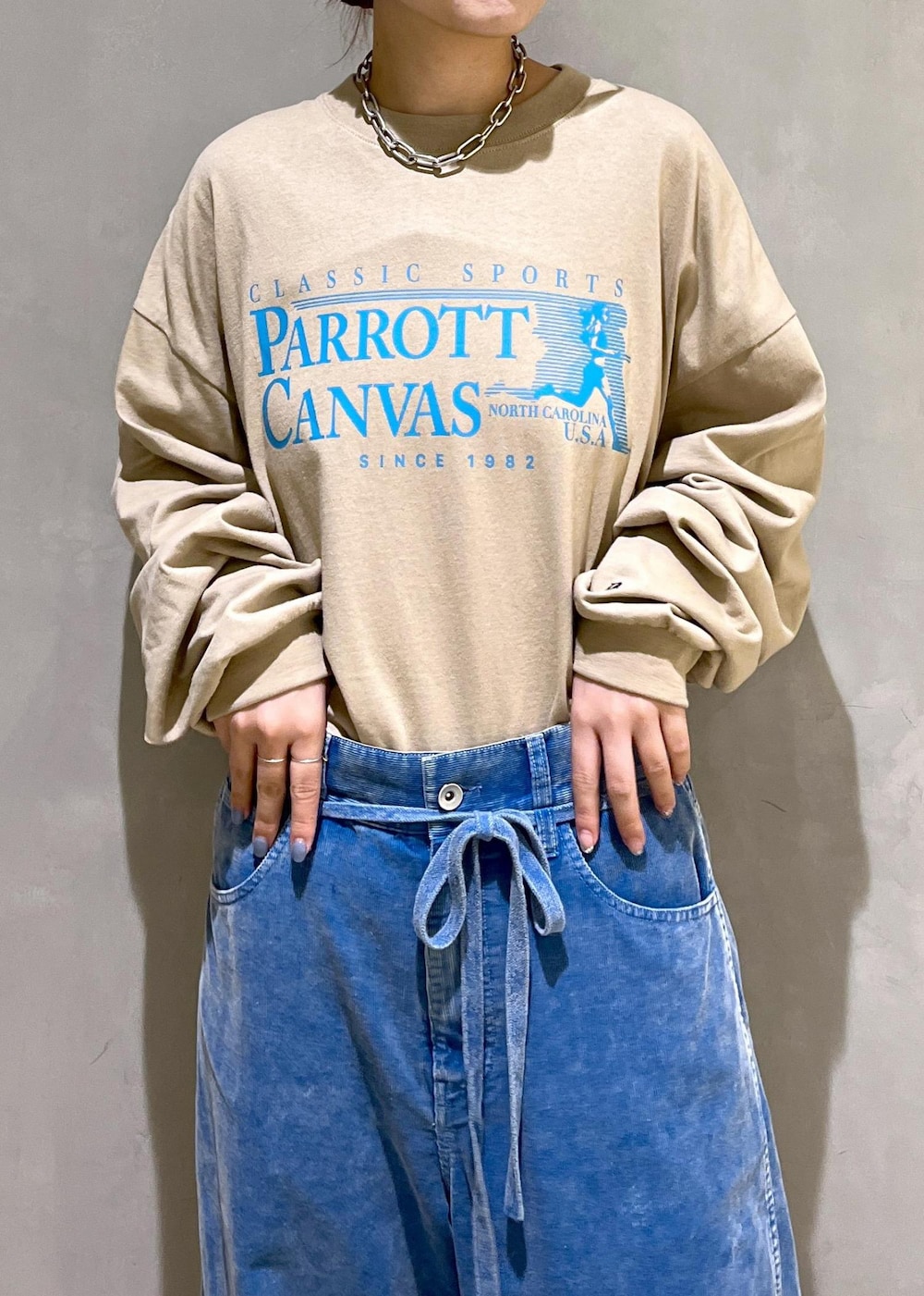 ベージュ系のサンダル、ブルー系のその他パンツ、ベージュ系のTシャツ/カットソーを着用したレディースの秋コーディネートの4枚目の写真