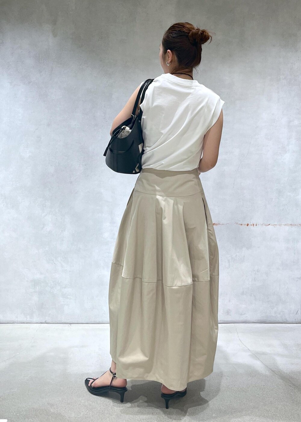 「アダムエロペ、アダムエロペ24SS、アダムエロペ夏の新作、24SS、24SS夏の新作、夏の新作、デザイントップス、白、マキシ丈、黒、スプリットレザー、ブラック、ハンドバッグ、ホワイト、プルオーバー」|「ADAM ET ROPE'のナローラインサンダル(サンダル、ブラック系)」を使った、muta0629さん(レディース・163cm)の春コーディネートの3枚目の写真