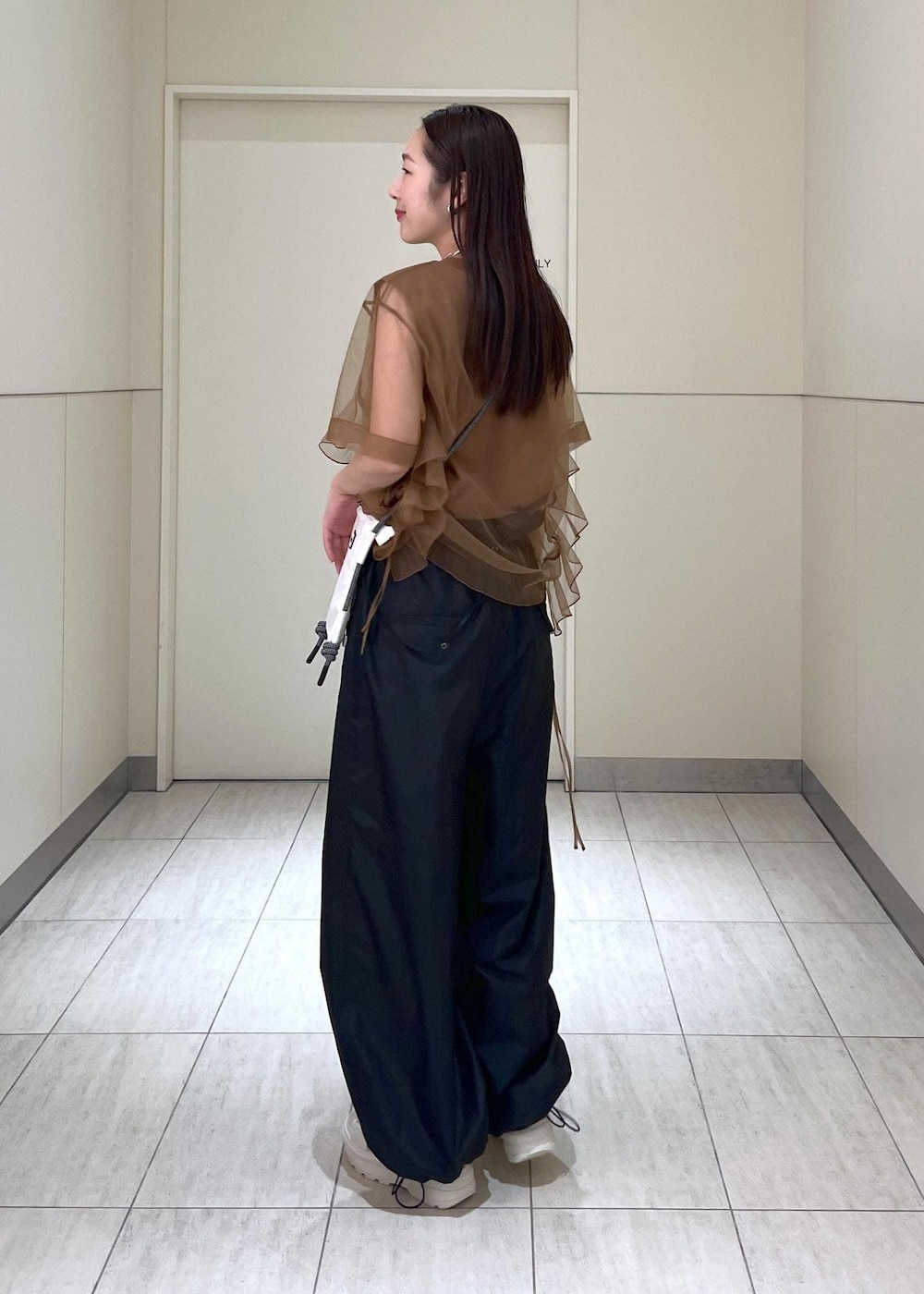 「初夏コーデ、夏コーデ、ADAM ET ROPÉ、ストレート、ブルべ夏、トップス、Tシャツ/カットソー、オールインワン/サロペット、つなぎ/オールインワン、バッグ、ショルダーバッグ、EUX35230、GAM05360、GAY04051、2色展開」｜「ADAM ET ROPE'の【定番人気】シャイニータフタ撥水ロンパース（つなぎ/オールインワン、ブラック系）」を使った、muta0629さん（レディース・163cm）の春コーディネートの3枚目の写真