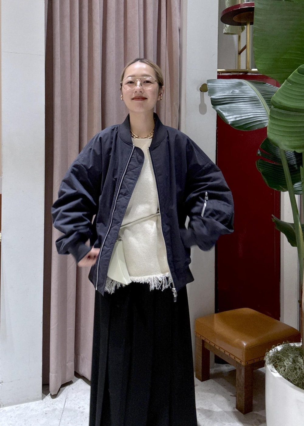 ブラック系のスカート、ベージュ系のスニーカー、ブルー系のMA-1を着用したレディースの冬コーディネートの5枚目の写真