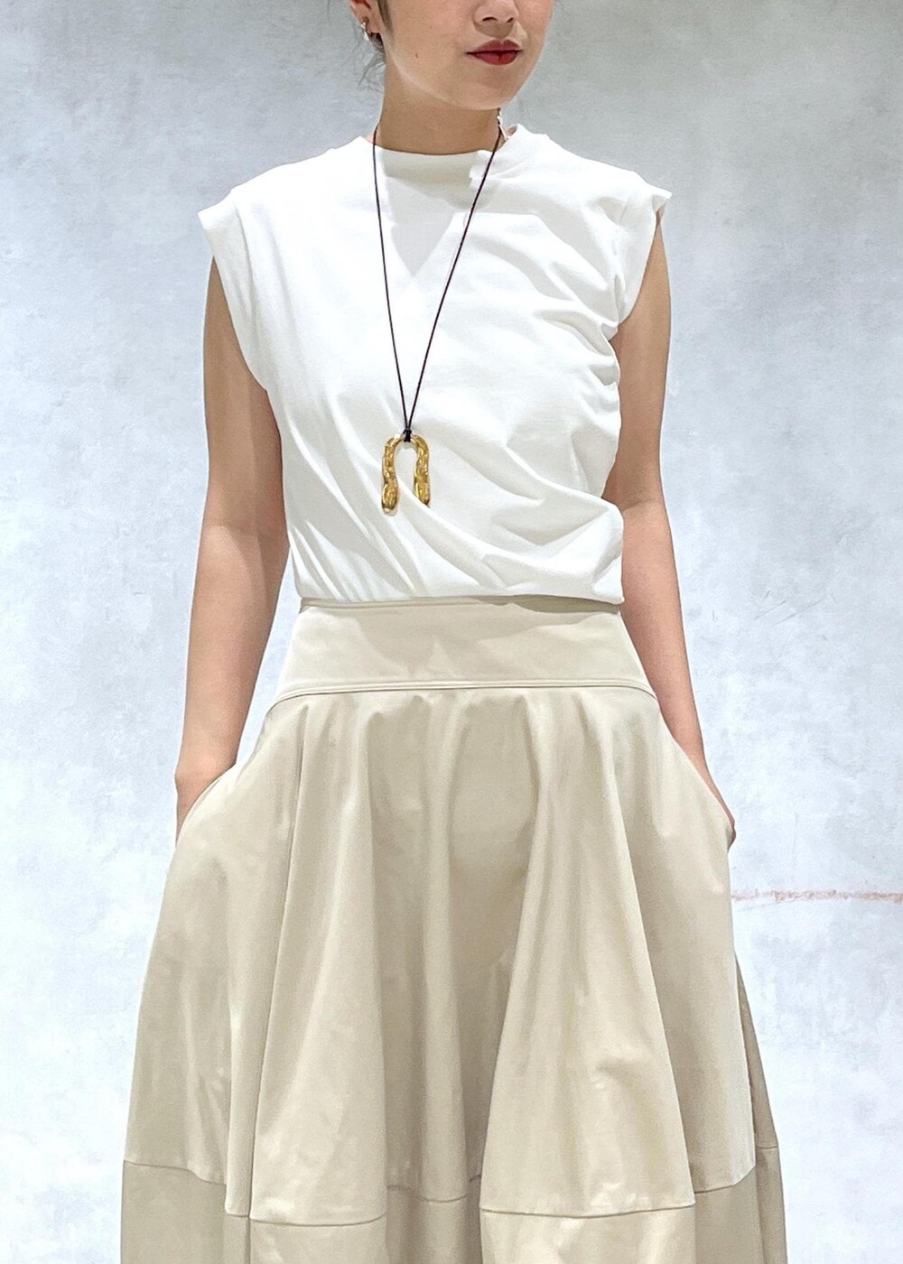 「アダムエロペ、アダムエロペ24SS、アダムエロペ夏の新作、24SS、24SS夏の新作、夏の新作、デザイントップス、白、マキシ丈、黒、スプリットレザー、ブラック、ハンドバッグ、ホワイト、プルオーバー」|「ADAM ET ROPE'のナローラインサンダル(サンダル、ブラック系)」を使った、muta0629さん(レディース・163cm)の春コーディネートの4枚目の写真
