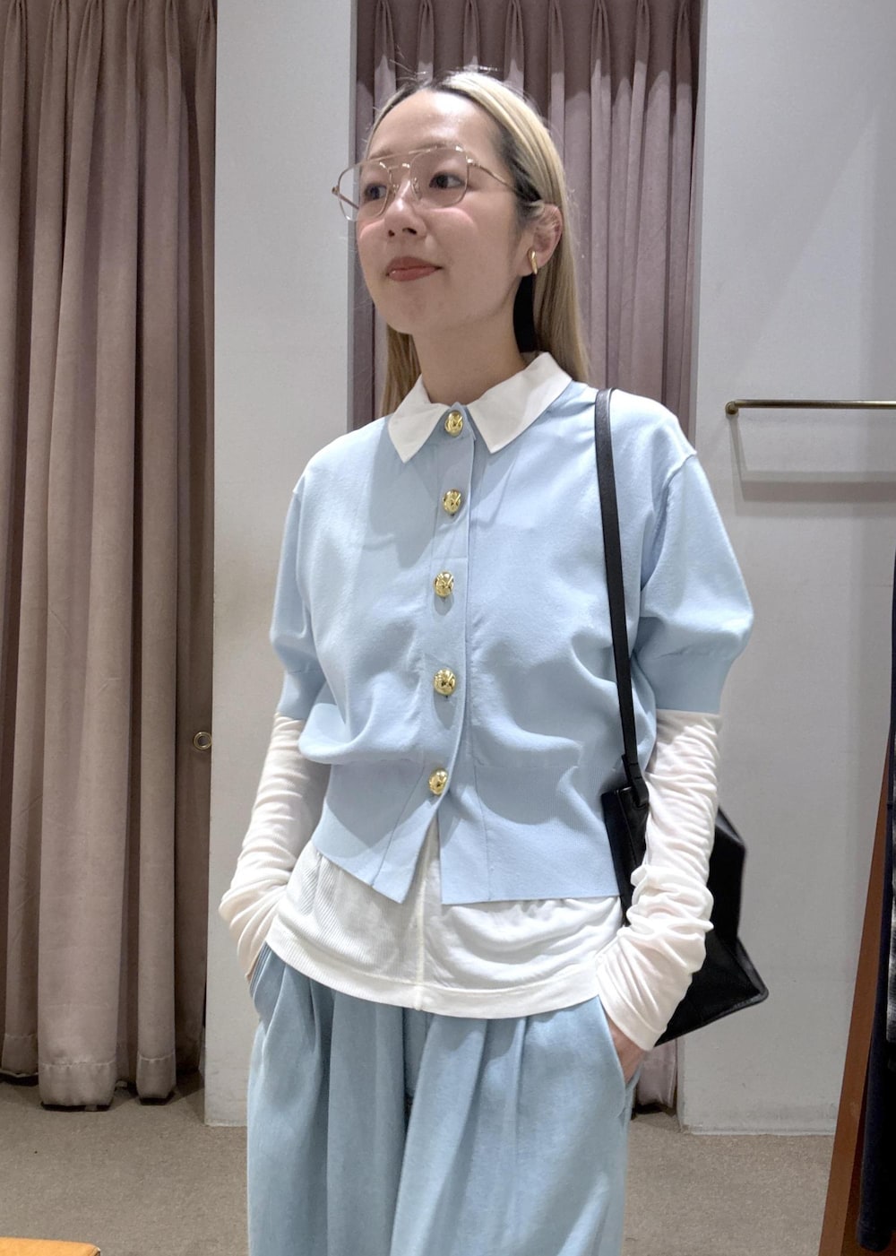 ブラウン系のサンダル、ブルー系のデニムパンツ、ブルー系のカーディガン/ボレロを着用したレディースの春コーディネートの3枚目の写真