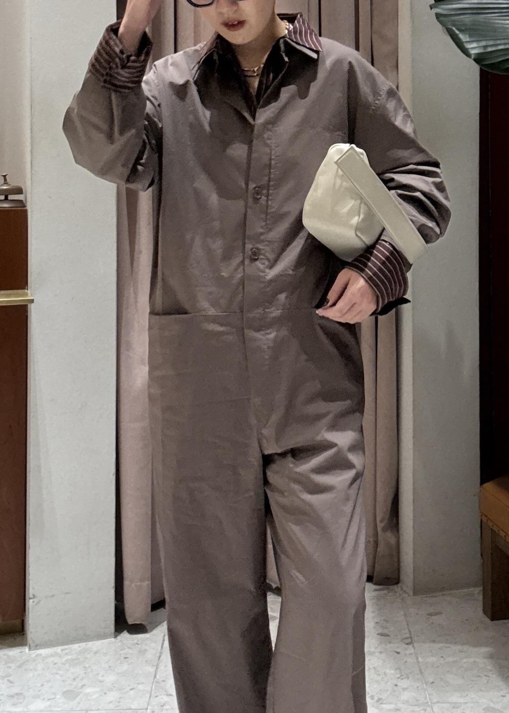 ホワイト系のハンドバッグ、ブラウン系のシャツ/ブラウスを着用したレディースの冬コーディネートの4枚目の写真