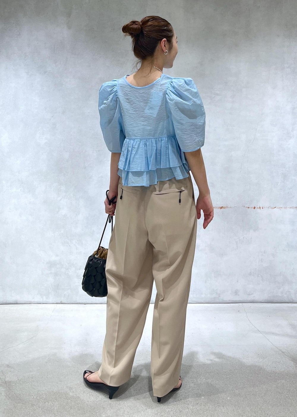 「アダムエロペ、アダムエロペ24SS、アダムエロペ夏の新作、夏の新作、24SS、24SS夏の新作、ブラウス、コットンブラウス、コットン、ボリューム袖、ブルー、Vネック、ボタン、スナップボタン、2way仕様」｜「ADAM ET ROPE'の【サステナブル】ナロークロスストラップサンダル（サンダル、ブラック系）」を使った、muta0629さん（レディース・163cm）の春コーディネートの3枚目の写真