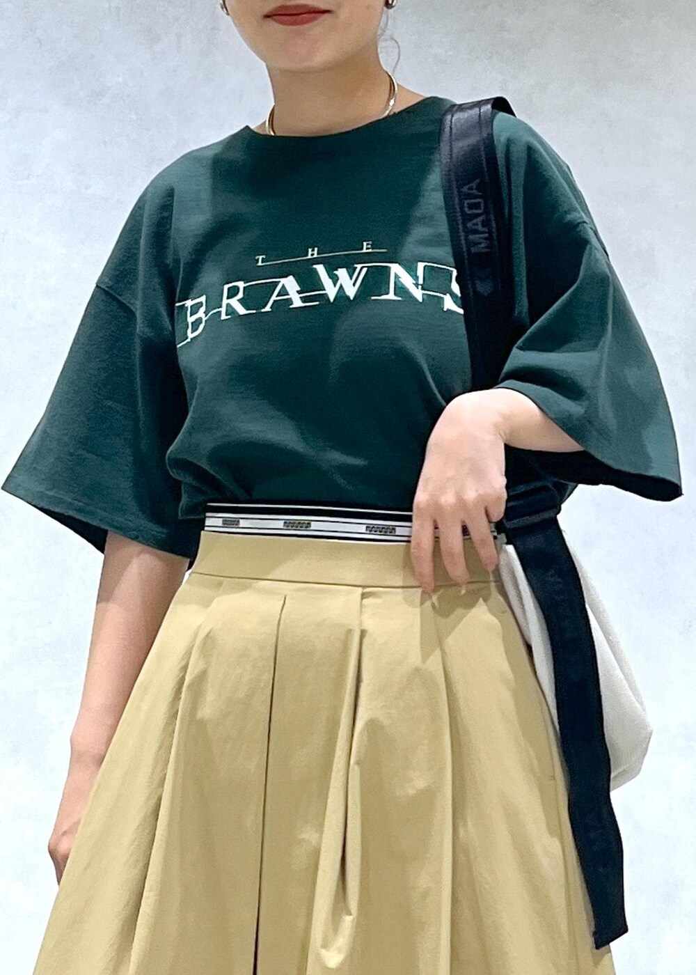 「アダムエロペ、24SS、24SS夏の新作、アダムエロペ24SS、アダムエロペ夏の新作、夏の新作、ブラウン、Tシャツ、グリーン、ダークグリーン、プリントTシャツ、プリントTEE、プリント、BRAWN、バックプリント」|「ADAM ET ROPE'のダブルバックルプラットフォームサンダル(サンダル、ブラック系)」を使った、muta0629さん(レディース・163cm)の春コーディネートの4枚目の写真
