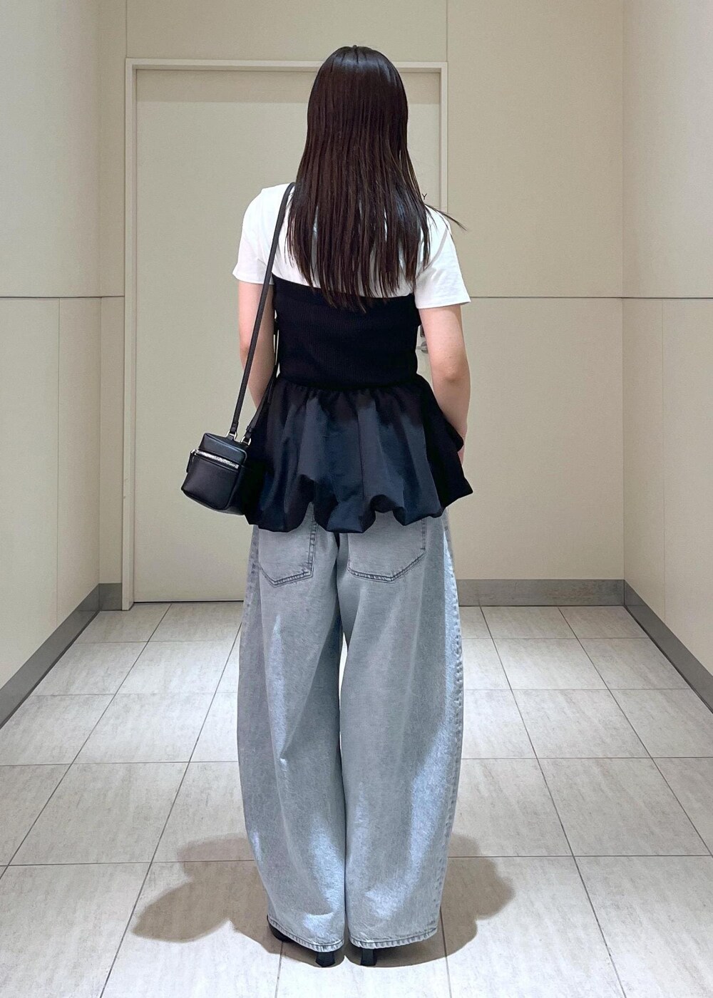 ブラック系のサンダル、ブルー系のデニムパンツ、ブラック系のTシャツ/カットソーを着用したレディースの春コーディネートの3枚目の写真