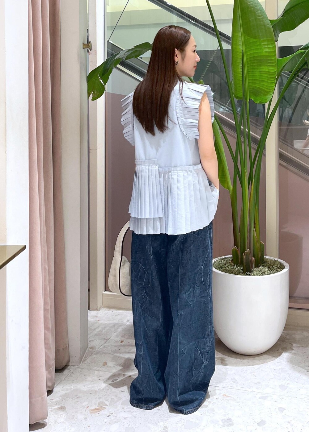 ホワイト系のハンドバッグ、ブルー系のTシャツ/カットソーを着用したレディースの夏コーディネートの2枚目の写真