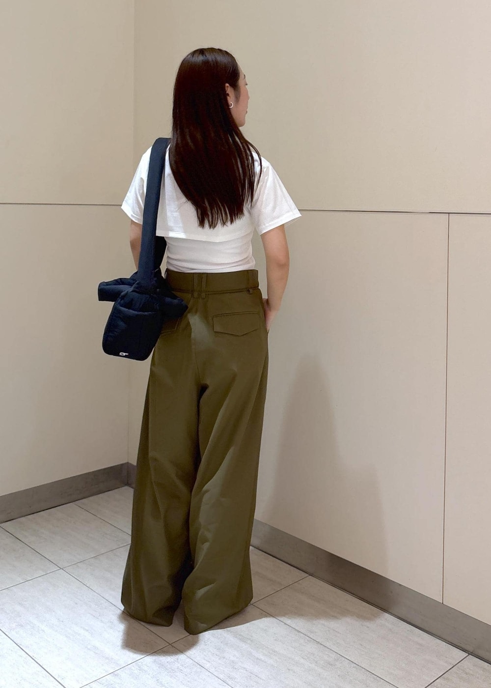 「夏コーデ、ADAM ET ROPÉ、ストレート、ブルべ夏、トップス、キャミソール、パンツ、バッグ、ショルダーバッグ、シューズ、ローファー、GAA05220、GAF05020、GAS05310、GAX05140」｜「ADAM ET ROPE'のMロックホルターキャミ（キャミソール、ホワイト系）」を使った、muta0629さん（レディース・163cm）の夏コーディネートの3枚目の写真