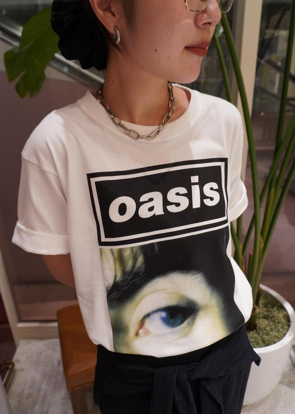 ブルー系のスカート、ブラック系のサンダル、ベージュ系のTシャツ/カットソーを着用したレディースの夏コーディネートの3枚目の写真