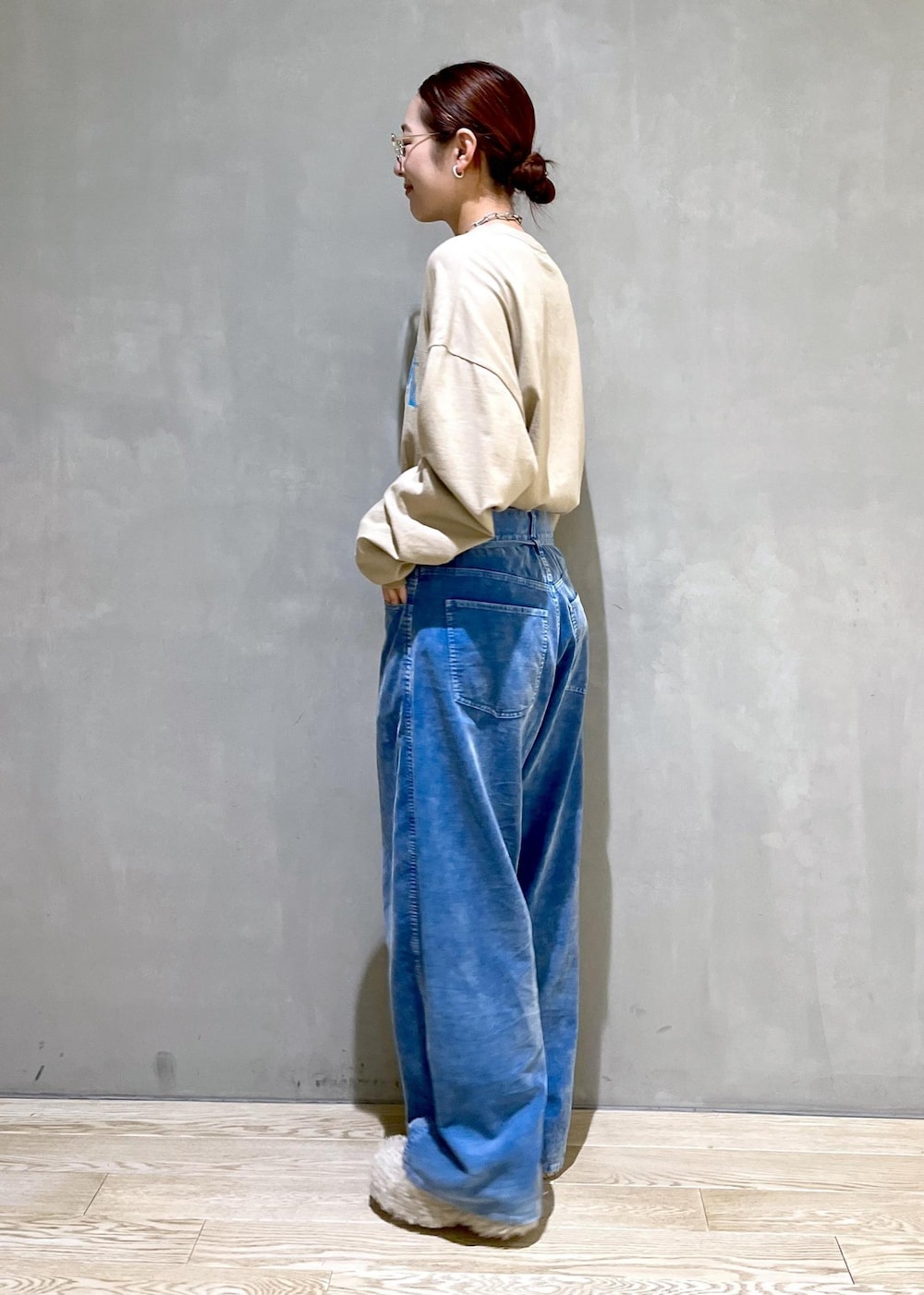 ベージュ系のサンダル、ブルー系のその他パンツ、ベージュ系のTシャツ/カットソーを着用したレディースの秋コーディネートの2枚目の写真