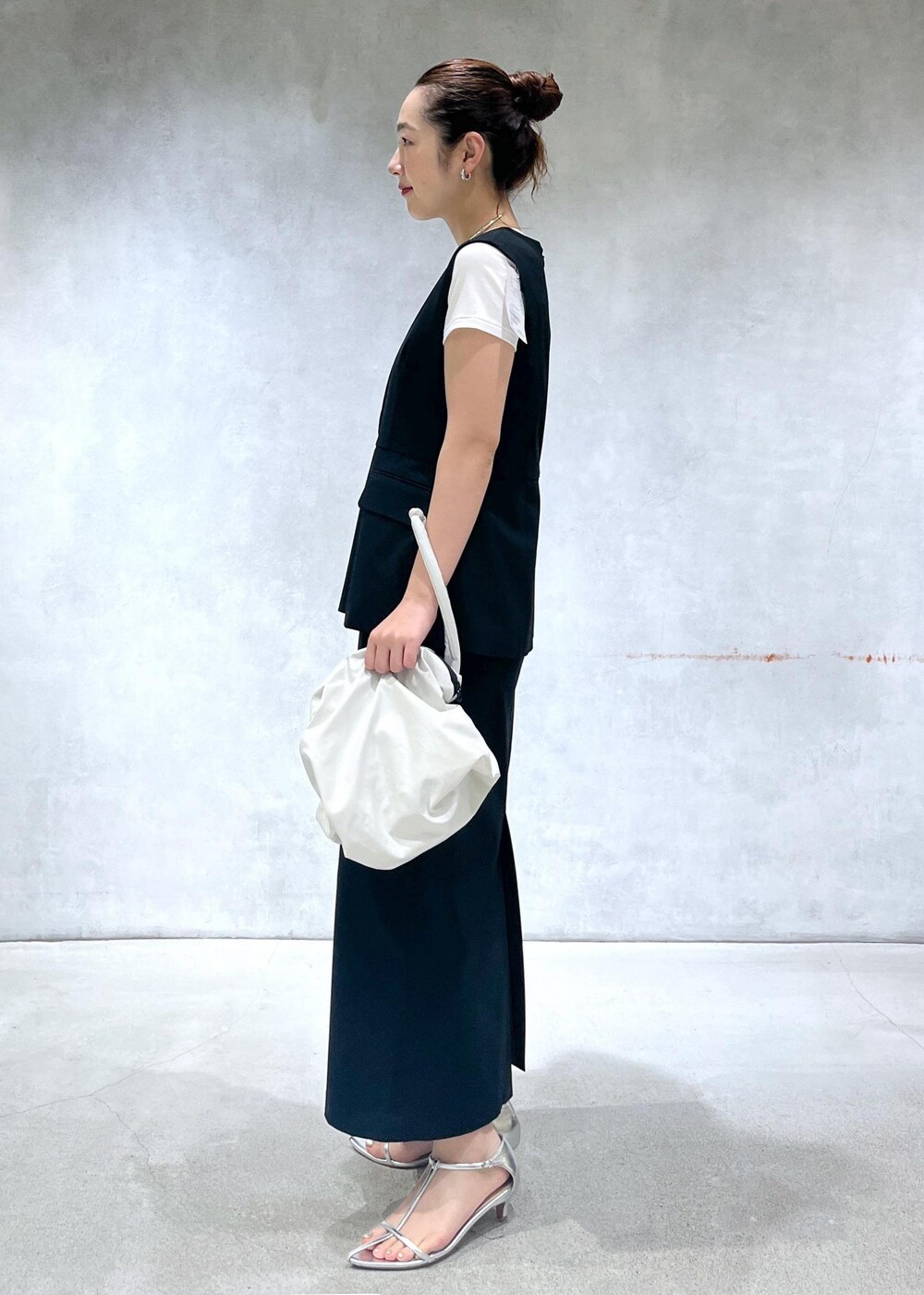 「巾着バッグ、ヘインズ、HANSE、アダムエロペ、アダムエロペ24SS、アダムエロペ春の新作、24SS、春の新作、24SS春の新作、ペプラムデザイン、ペプラム、ブラック、黒、スリットあり、ローヒール」｜「ADAM ET ROPE'の【サステナブル】ナロークロスストラップサンダル（サンダル、シルバー系）」を使った、muta0629さん（レディース・163cm）の春コーディネートの2枚目の写真