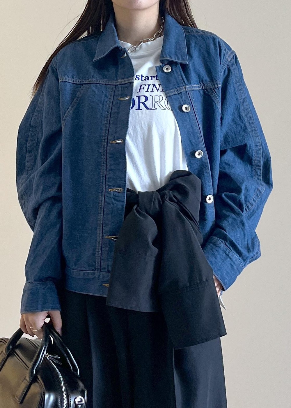 ブラック系のショルダーバッグ、ブラック系のサンダル、ブラック系のつなぎ/オールインワンを着用したレディースの春コーディネートの4枚目の写真