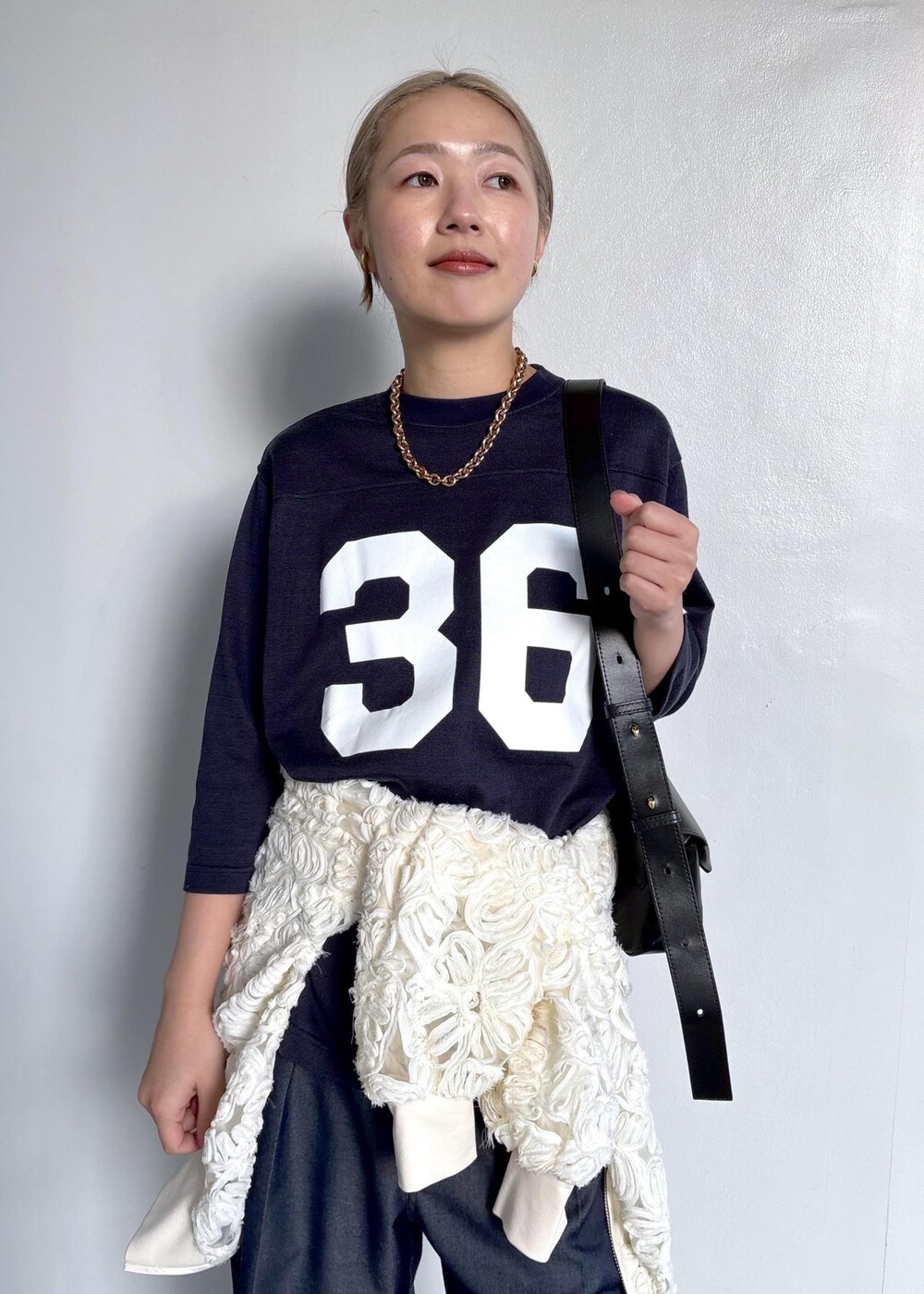 ブルー系のデニムパンツを着用したレディースの冬コーディネートの5枚目の写真