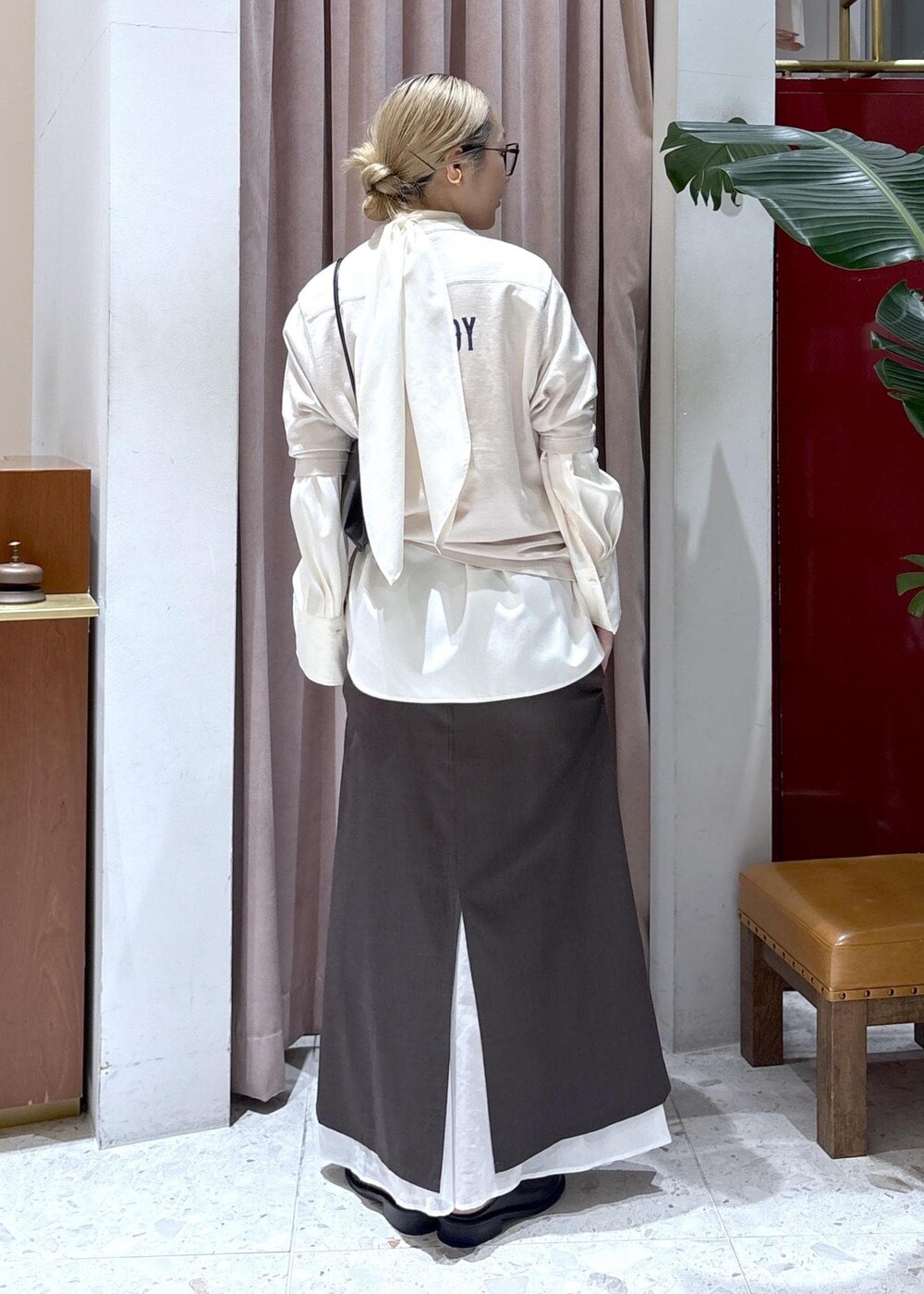 ブラック系のサンダル、ホワイト系のシャツ/ブラウス、ホワイト系のTシャツ/カットソーを着用したレディースの春コーディネートの3枚目の写真